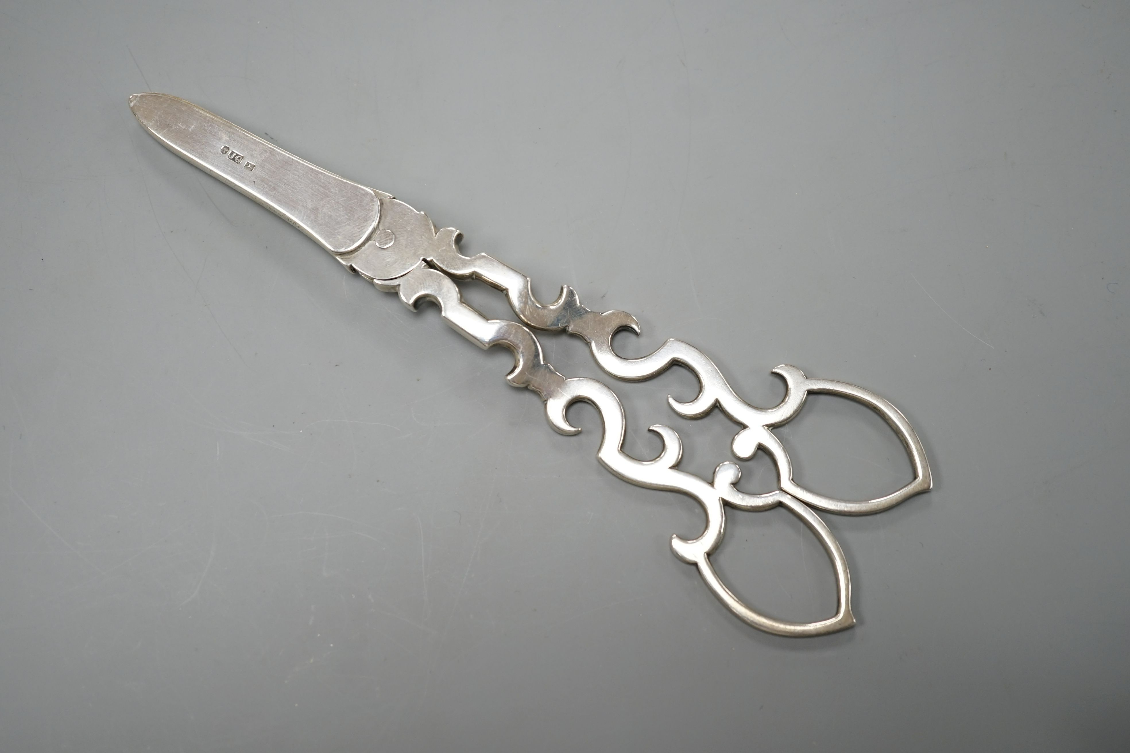 A pair of Victorian silver grape shears, 100 grams